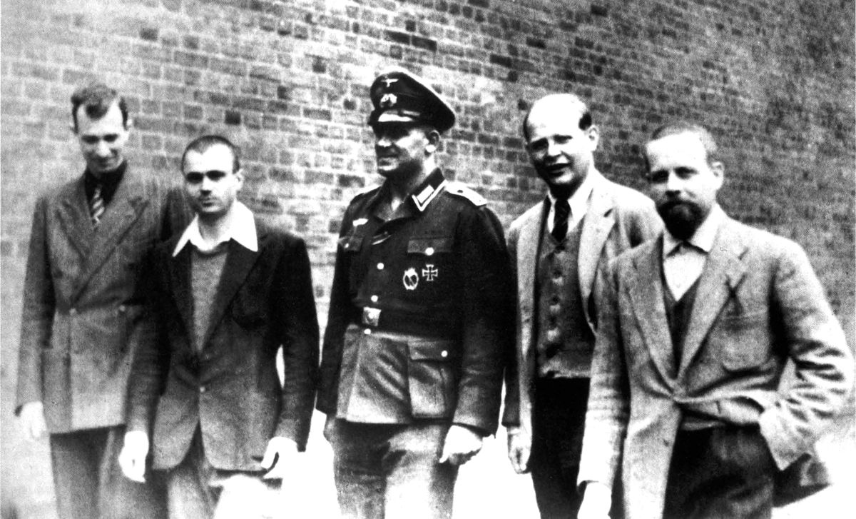 Im Hof des Wehrmachtsuntersuchungsgefangnisses Berlin Tegel zusammen mit gefangenen italienischen Offizieren Fruhsommer 1944